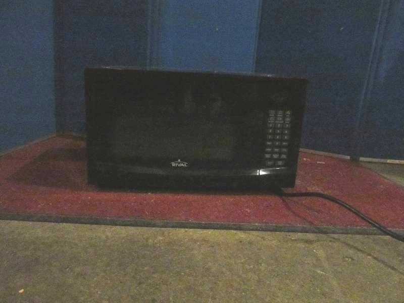 lot 142 image: Rival Microwave