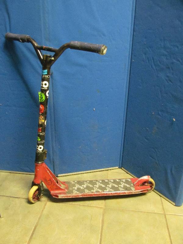 lot 169 image: Haro scooter