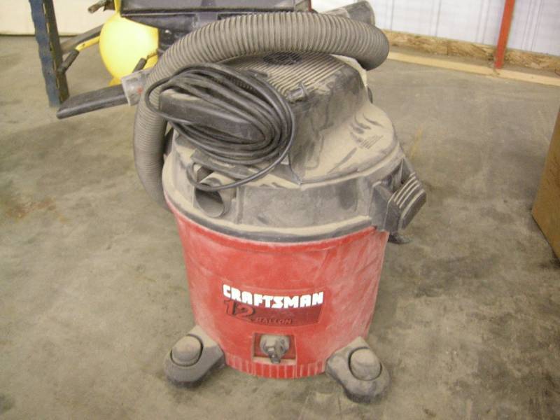 lot 26 image: Craftsman 12 Gallon Shop Vac