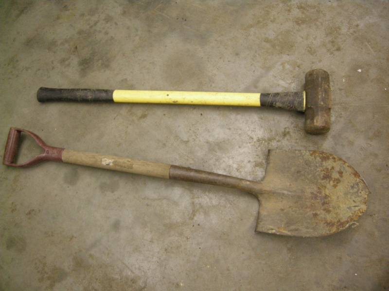 lot 101 image: 10lb Sledge Hammer and Shovel