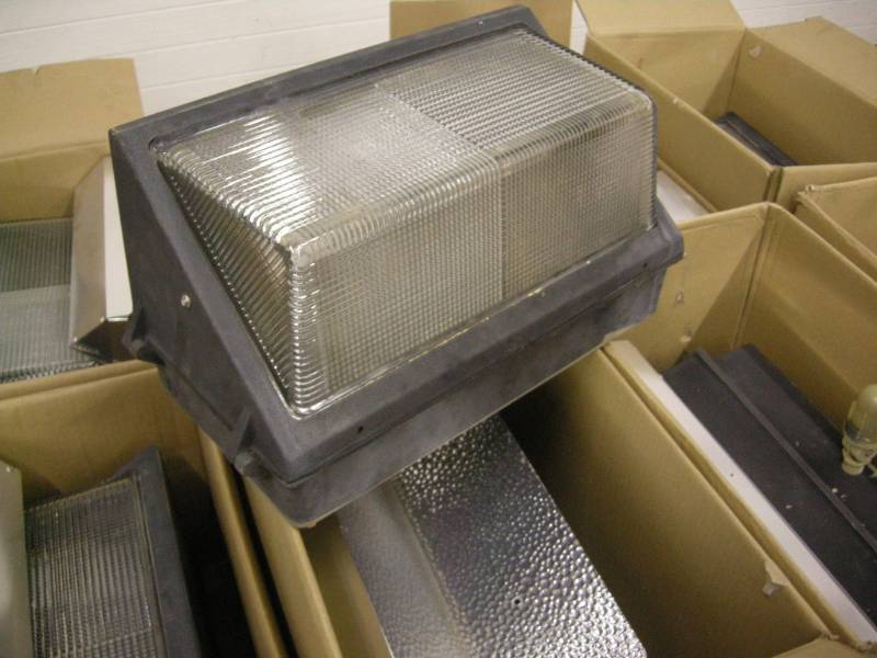 lot 147 image: 9 Commercial Outdoor Security Light Fixtures