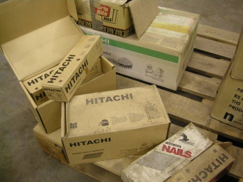 lot 218 image: Hitachi Finish Angled and Coil Roofing Nails