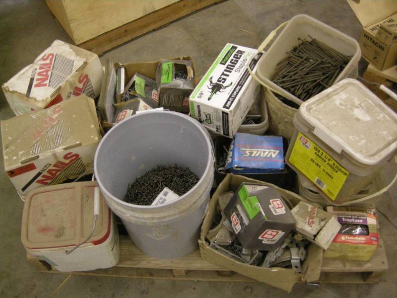 lot 220 image: Misc Fasteners, Nails, Screws