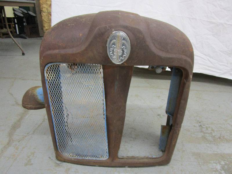 lot 1 image: Fordson Tractor Grill