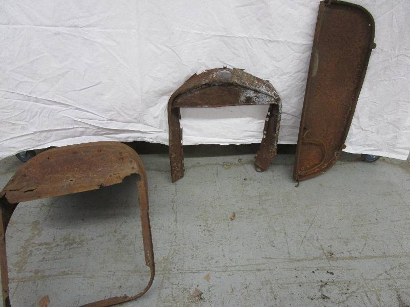 lot 7 image: Vintage Hood for a Tractor w Radiater Cover and Fender Flare