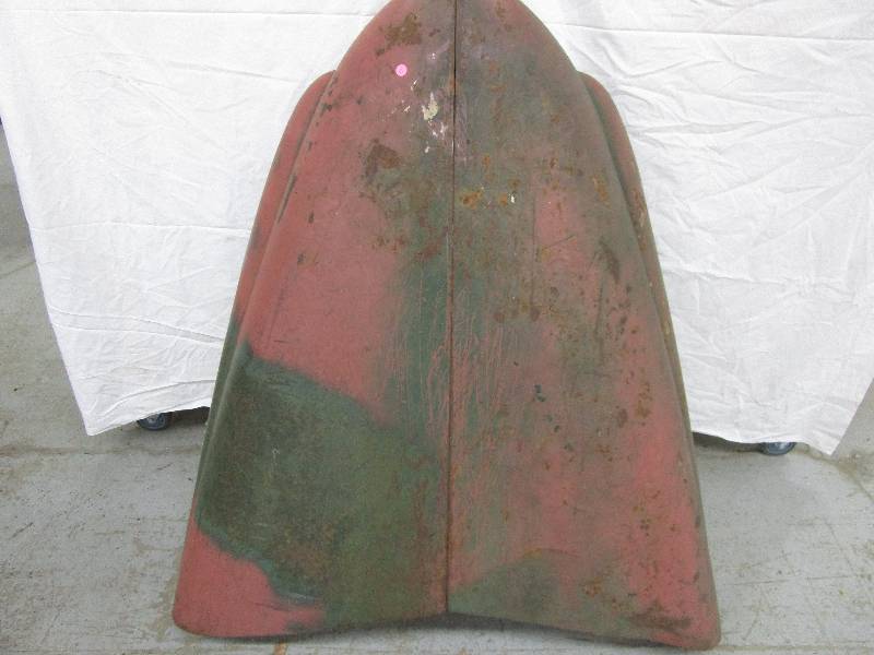 lot 8 image: Antique International Truck Hood