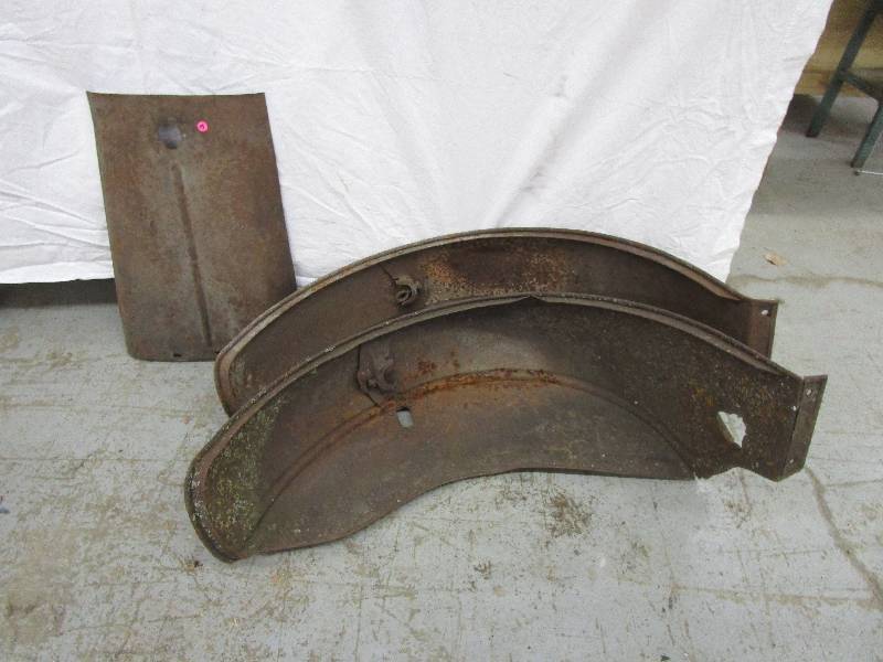 lot 15 image: Vintage Fenders and Little Tractor Hood