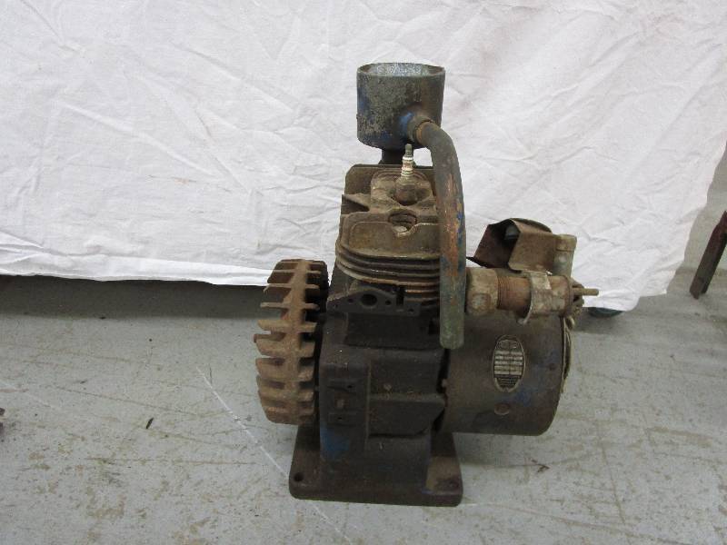 lot 17 image: Small Motor or Some Sort of Pump