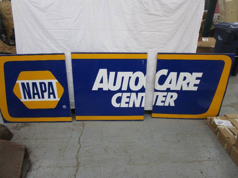 lot 20 image: Metal 3 Piece Napa Auto Car Center