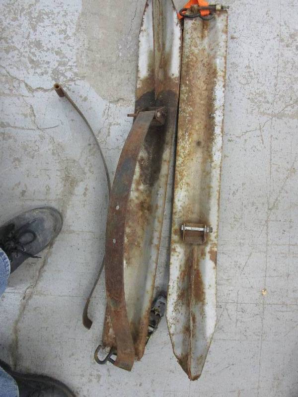 lot 39 image: Snowmobile Ski