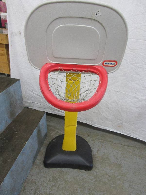 lot 94 image: Little Tykes Basketball Hoop