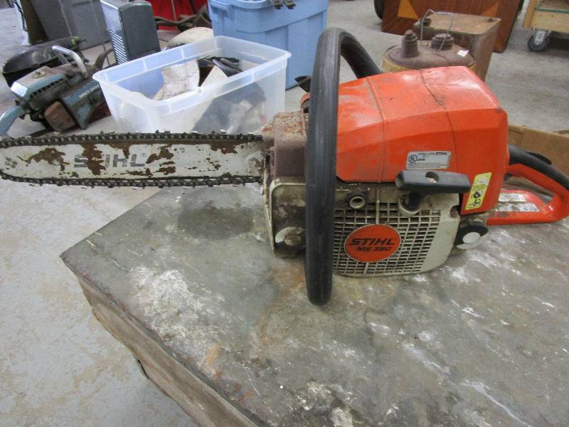 lot 100 image: Stihl Chainsaw - Runs but Needs Handle