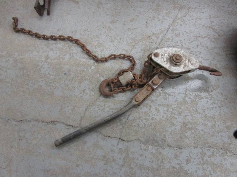 lot 111 image: Chain Hoist - 1000 Lbs Capacity