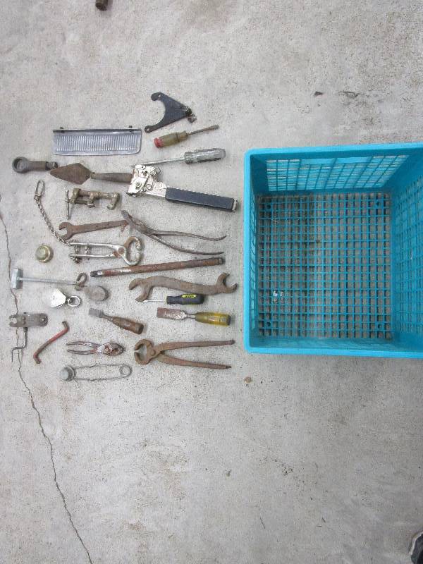 lot 135 image: Crate full of tools and various Items
