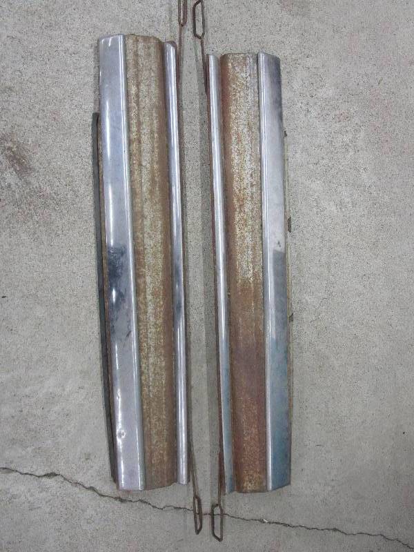 lot 138 image: Vitage Auto Trim Pieces