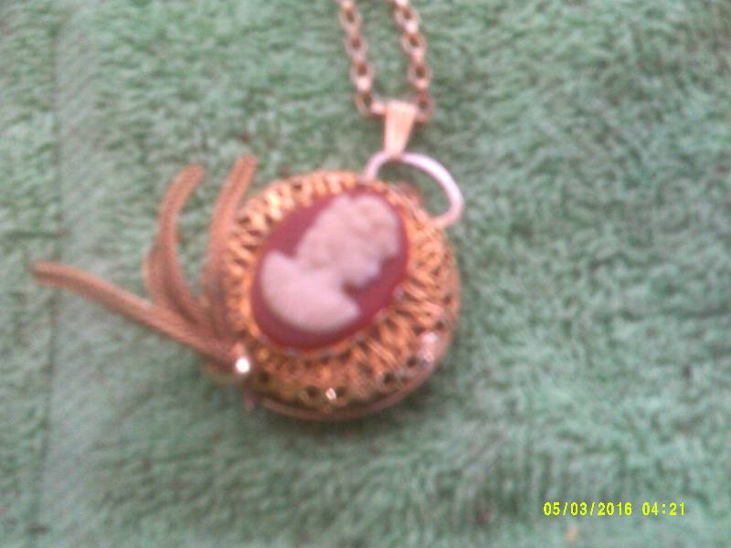 ANTIQUE GOLD CAMEO LOCKET