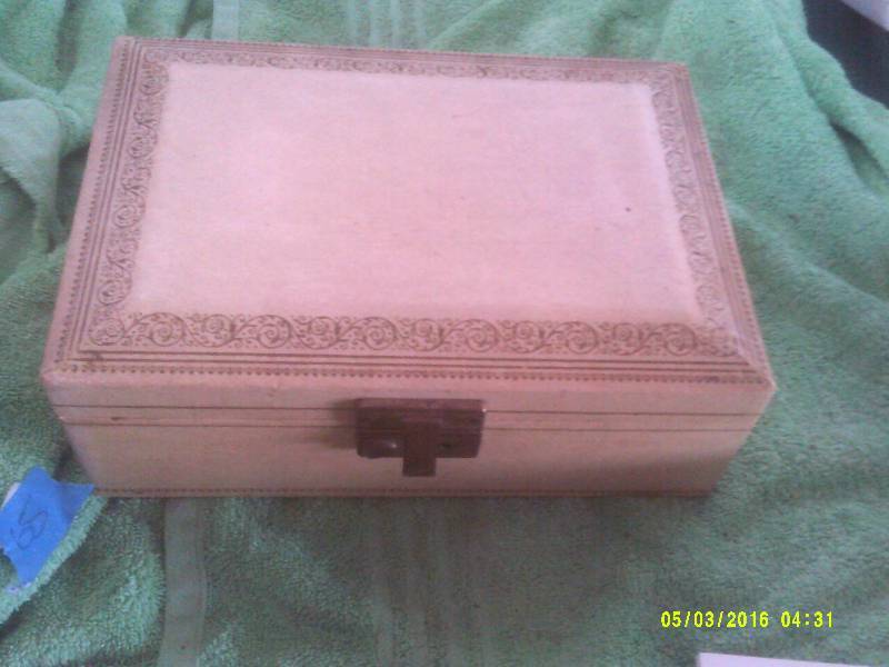 ANTIQUE JEWLERY BOX AND JEWLERY