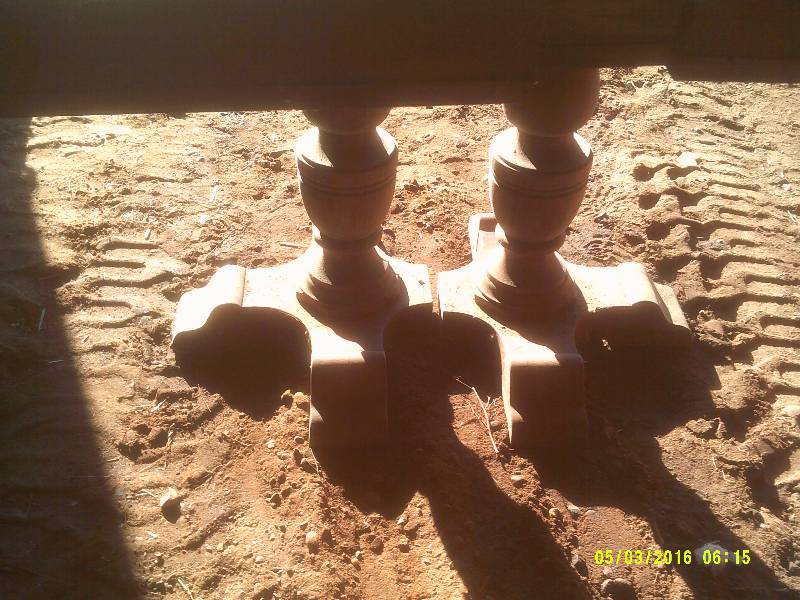 HARD WOOD PEDISTAL DINING ROOM TABLE