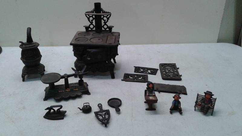 Lot Of Small Cast Iron Sample Sale Crescent Stove And Other Pieces