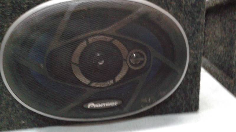 Pair Of Small Pioneer Speakers, Briefly Tested, Seemed To Work OK