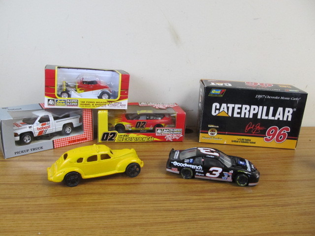 lot 35 image: Lot of Diecast Cars & Trucks
