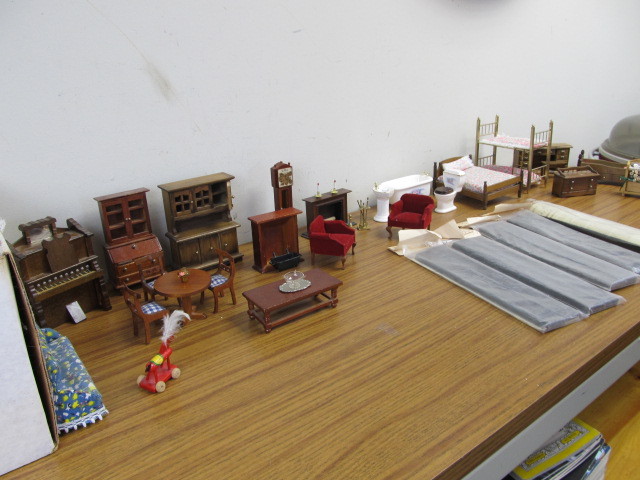 lot 37 image: NICE Lot of Quality Vintage Doll Furniture