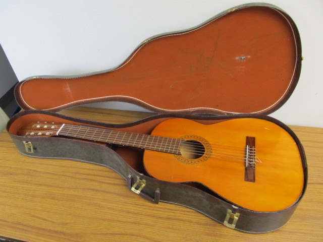 lot 42 image: Vintage Acoustic Guitar wHard Case