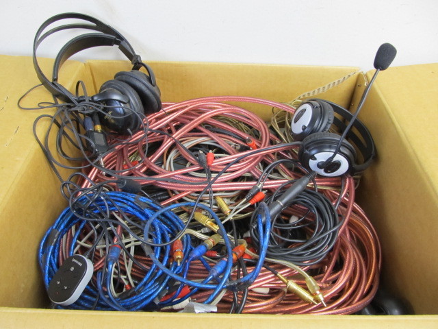 lot 70 image: Large Lot of Good Quality Speaker Cable etc