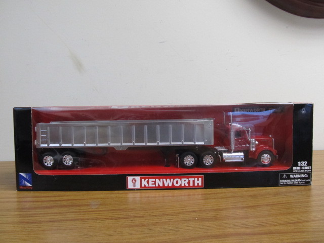 lot 78 image: Large NIB Diecast 132 Scale NewRay Kenworth W900 Truck