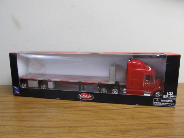 lot 79 image: Large NIB Diecast 132 Scale NewRay Kenworth W900 Truck