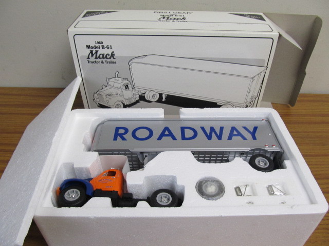 lot 81 image: FIRST GEAR Mack B-61 Diecast 134 Truck & Trailer - Roadway