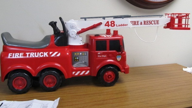 lot 99 image: Working Ride-On Fire Truck