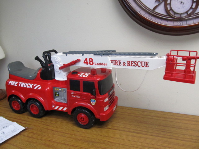lot 100 image: Working Ride-On Fire Truck