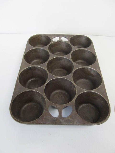 Griswold No 10 Cast Iron Muffin Pan/ US Baking Tray/ Vintage Metal Bakeware  