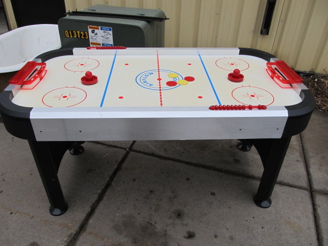 lot 8 image: Nice Working Air Hockey Table