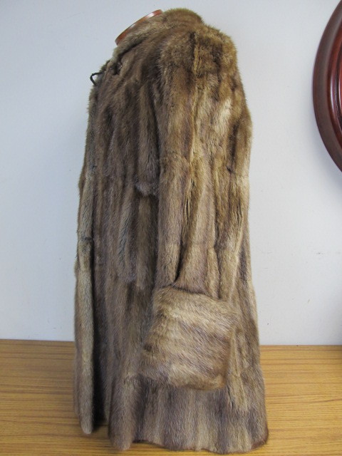 lot 134 image: Vintage Ladies Genuine Fur Coat