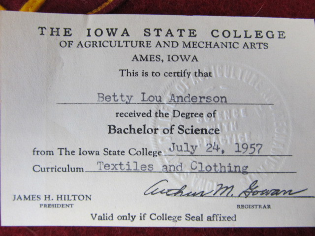 lot 135 image: Original Vintage 1950s IOWA STATE University Stadium Blanket