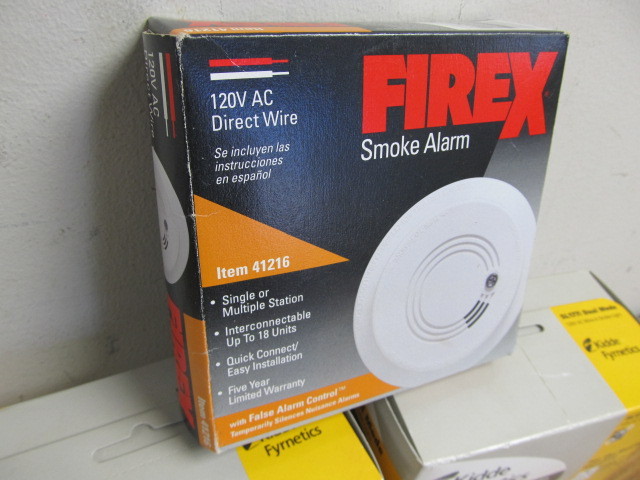 lot 136 image: Lot of 2 Strobe Lights for Hearing Impaired and & Smoke Detector