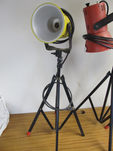 lot 130 image: Lot of 3 Vintage SMITH-VICTOR Tripod ShopStudio Lights