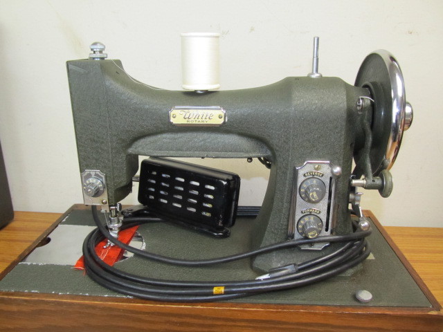 lot 145 image: NEAR MINT Vintage WHITE Rotary Sewing Machine wCase