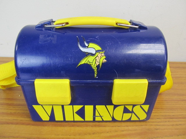 lot 160 image: Vintage 1980s VIKINGS Ice Man Lunchbox