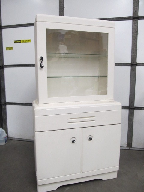 lot 74 image: Vintage Deco Wood Hutch
