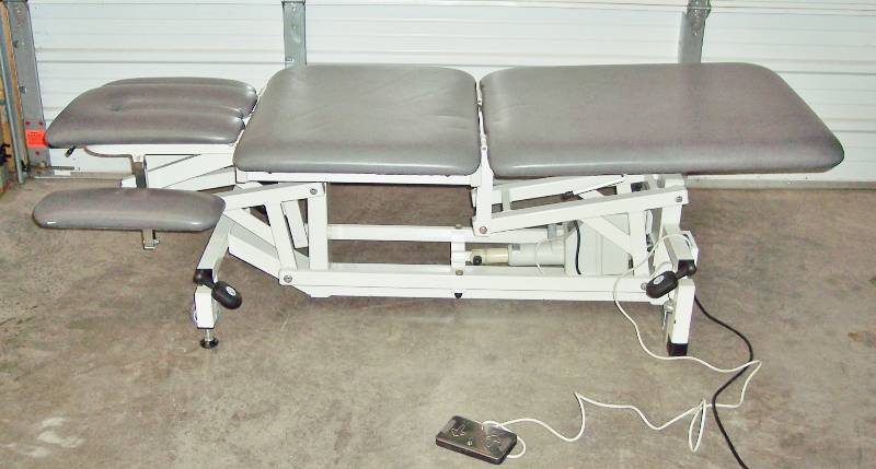 lot 2 image: EXCELLENT CONDITION ELECTRIC HEIGHT ADJUSTABLE PHYSIOTHERAPY CHIROPRACTIC 3 SECTION TRACTION TREATMENT TABLE MADE BY ARJO HUNTLEIGH FROM 17-37 LOW ENOUGH FOR WHEELCHAIR TRANSFERS & EASY MOUNT FOR FRAIL OR ELDERLY