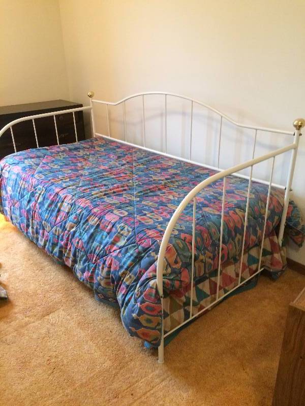 BEAUTIFUL BRASS TRUNDLE DAYBED - EXCELLENT CONDITION - TAKE OR LEAVE MATTRESSES