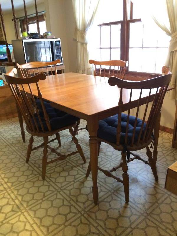 WOW WOW QUALITY NICHOLS &amp STONE VINTAGE SOLID OAK WOOD DINING SET WITH TABLE AND 4 CHAIRS - VERY EXCELLENT CONDITION - OTHER THAN SOME DUST THIS LOOKS ALMOST NEW&nbsp LOOK ONLINE $$$$&nbsp