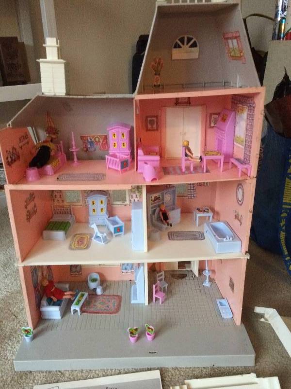 VINTAGE 1989 TOY STREET VICTORIAN DOLL HOUSE 7 ROOMS OF FURNITURE, AND DOLLS ACCESSORIES&nbsp- GREAT CONDITION