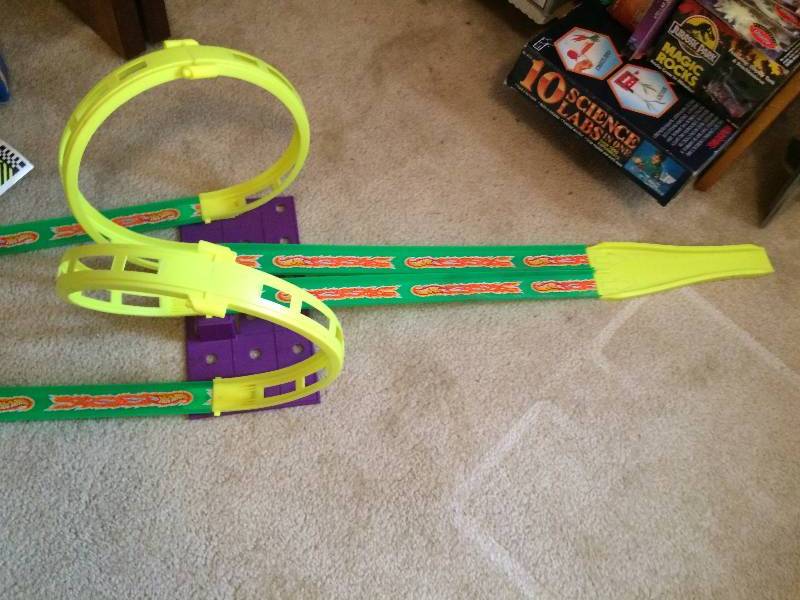 HOT WHEELS RACE TRACK &amp HOT WHEEL CARS