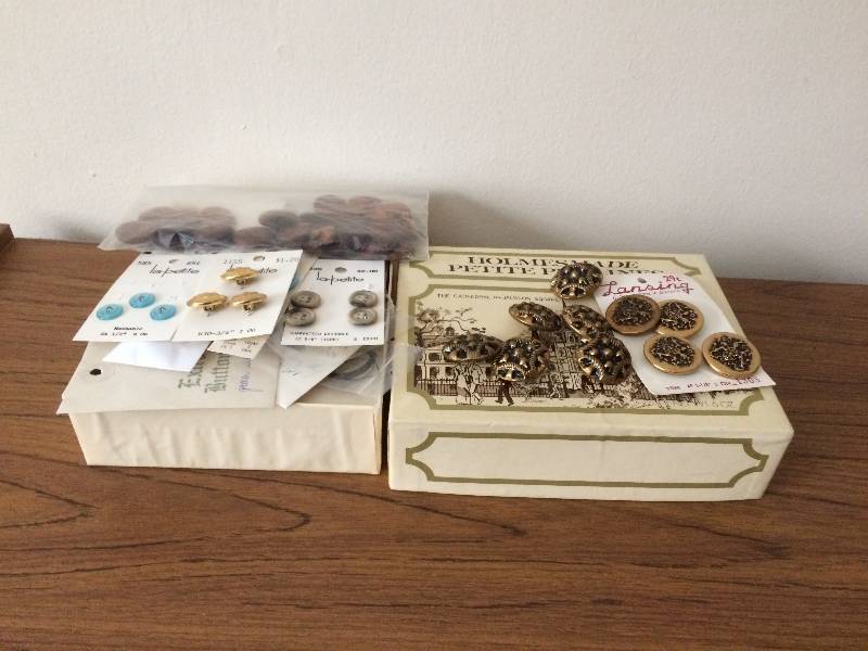 lot 28 image: VINTAGE BUTTON LOT