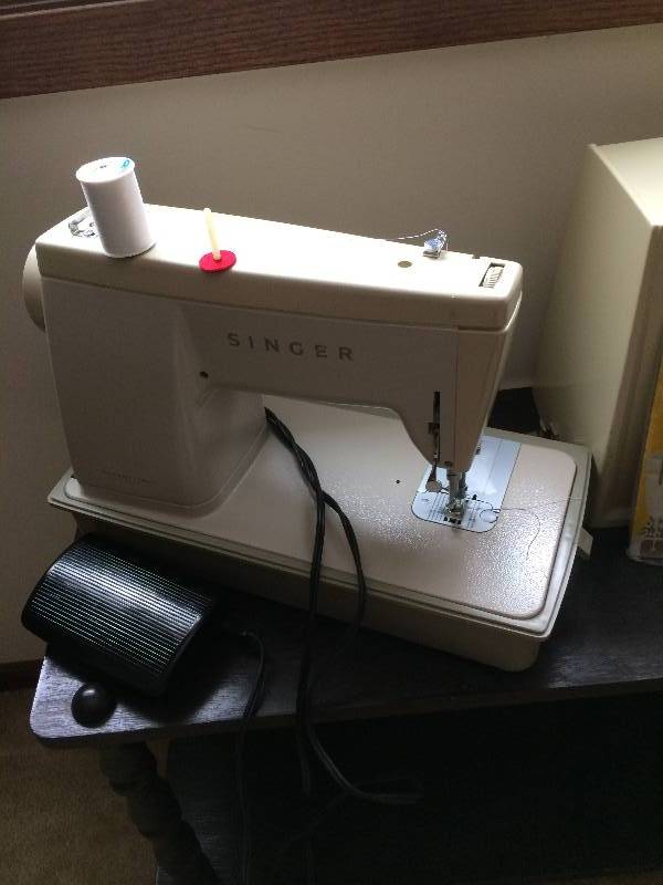 lot 29 image: RARE VINTAGE SINGER PORTABLE MACHINE IN HARD SHELL CASE - WORKS