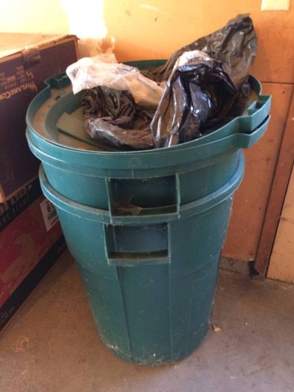 lot 84 image: OUTDOOR GARBAGE CANS RUBBERMAID - GREAT CONDITION